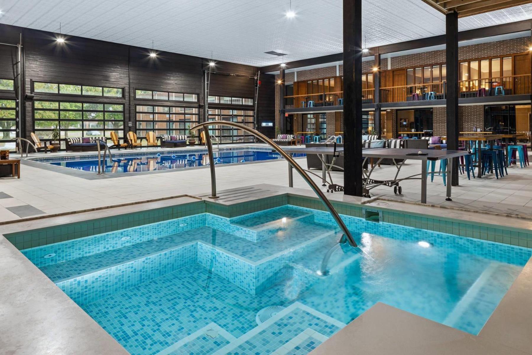 The Highlander Hotel, Ascend Hotel Collection Iowa City Bagian luar foto